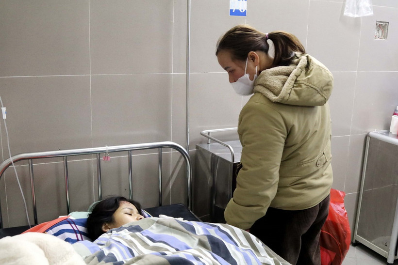 Các nạn nhân đang được điều trị tại Bệnh viện Đa khoa tỉnh Lạng Sơn. (Ảnh: Văn Đạt/TTXVN)