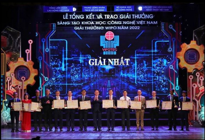 Bí thư Trung ương Đảng, Trưởng Ban Tuyên giáo Trung ương Nguyễn Trọng Nghĩa và Chủ nhiệm Ủy ban Khoa học và Công nghệ và Môi trường của Quốc hội Lê Quang Huy trao Bằng khen cho các chủ nhiệm và đồng chủ nhiệm của công trình đoạt giải Nhất. (Ảnh: Hoàng Hiếu/TTXVN)