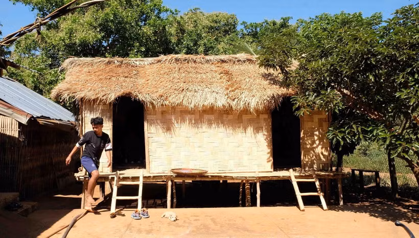 Ngôi nhà dài truyền thống của người Mạ do ông Điểu K’Bôi, huyện Cát Tiên, tỉnh Lâm Đồng, phục dựng nhìn từ bên ngoài. (Ảnh: Nguyễn Dũng/TTXVN)
