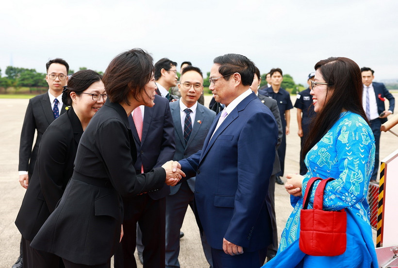 Quan chức Hàn Quốc đón Thủ tướng Phạm Minh Chính và Phu nhân tại Sân bay quân sự Seongnam, tỉnh Gyeonggi. (Ảnh: Dương Giang/TTXVN)