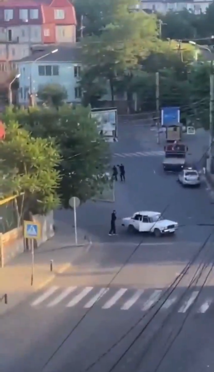 Khoảnh khắc khủng bố nổ súng bắn thẳng vào xe cảnh sát ở Dagestan