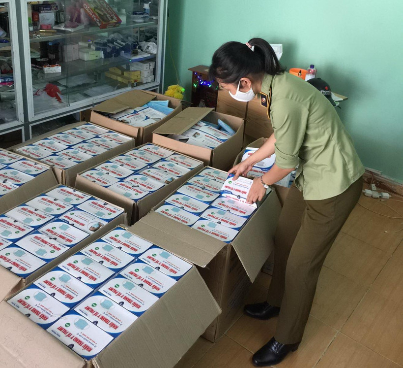 Lực lượng quản lý thị trường kiểm tra và thu giữ số khẩu trang không rõ nguồn gốc xuất xứ tại Đà Nẵng. (Nguồn: Quản lý thị trường)