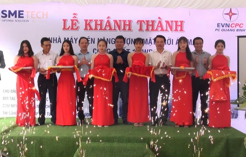 Lễ cắt băng khánh thành công trình điện mặt trời mái nhà lớn nhất tỉnh Quảng Bình đi vào đóng điện vận hành. (Ảnh: Đức Thọ/TTXVN)