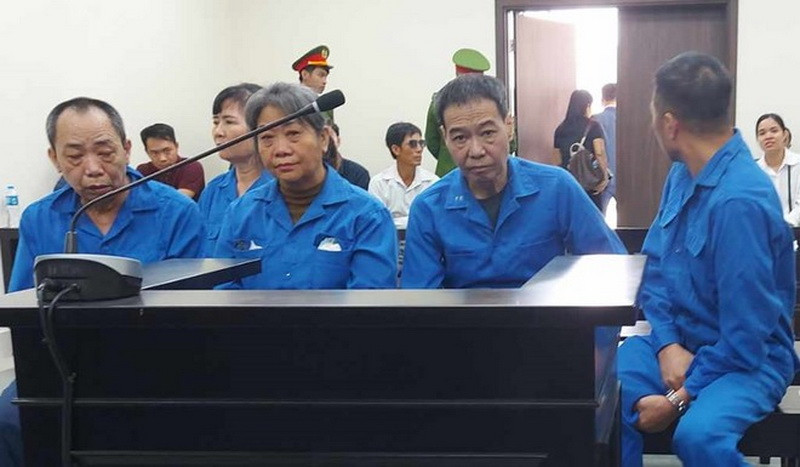 Nhóm đố tượng lưu hành đô la giả giá trị lớn bị đưa ra xét xử. (Nguồn: báo An ninh Thủ đô)