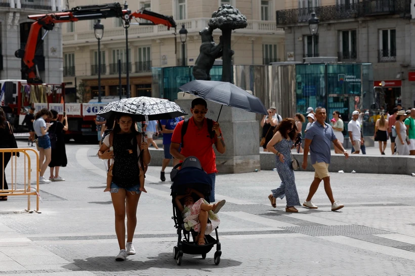 Người dân di chuyển dưới trời nắng nóng tại Madrid, Tây Ban Nha ngày 9/8/2023. (Ảnh: AFP/TTXVN)