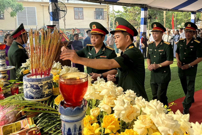 Lễ Viếng hương tưởng nhớ anh linh các Liệt sỹ. (Ảnh: Lê Phước Ngọc/TTXVN)