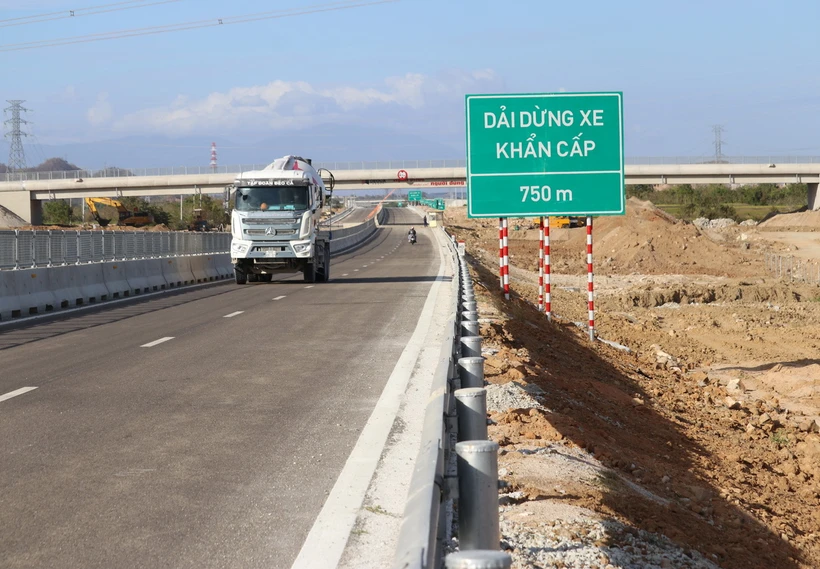 Biển báo giao thông đã lắp đặt hoàn thiện trên tuyến cao tốc Cam Lâm-Vĩnh Hảo. (Ảnh: Nguyễn Thành/TTXVN)