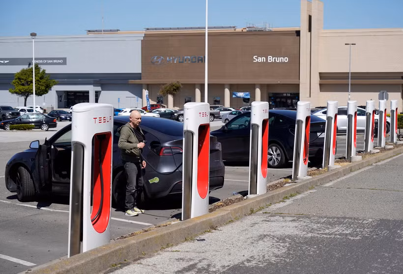 Ôtô của hãng Tesla tại bãi đỗ xe ở San Bruno, California, Mỹ, ngày 2/4 vừa qua. (Ảnh: THX/TTXVN)