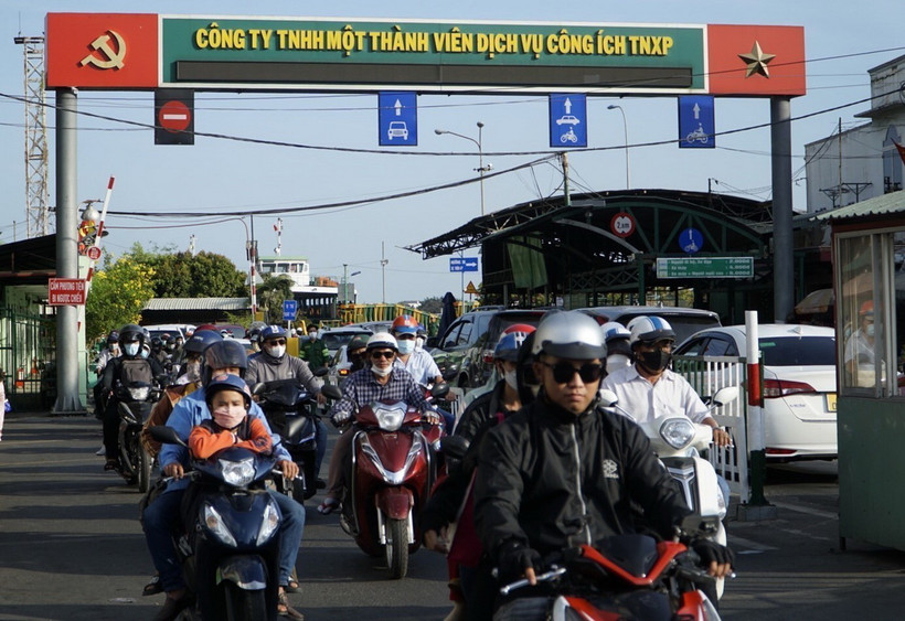 Người dân qua phà Cát Lái trở về Thành phố Hồ Chí Minh trong chiều mùng 5 Tết. (Ảnh: Tiến Lực/TTXVN)