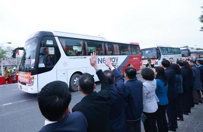 Lãnh đạo Công đoàn Hà Nội tiễn người lao động có hoàn cảnh khó khăn về quê đón Tết Nguyên đán Giáp Thìn năm 2024 tại Khu Công nghiệp Thăng Long. (Ảnh: Minh Đức/TTXVN)
