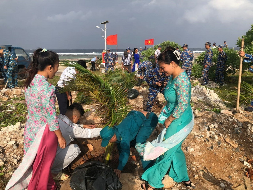 Cán bộ, chiến sỹ và nhân dân đảo Song Tử Tây tích cực hưởng ứng Tết trồng cây. (Ảnh: TTXVN phát)