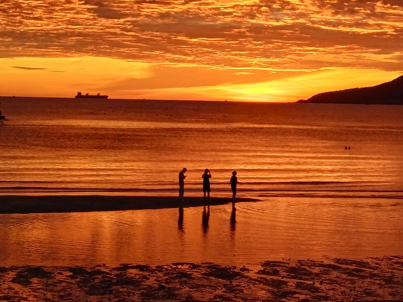 Khách du lịch ra biển Cửa Lò, tỉnh Nghệ An, ngắm bình minh. (Ảnh: Nguyễn Văn Nhật/TTXVN)