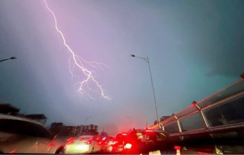 Mưa lớn kèm sấm chớp chiều tối 24/8 nhìn từ đường Vành đai 2, lúc 18h20. (Ảnh: Phạm Kiên/TTXVN)