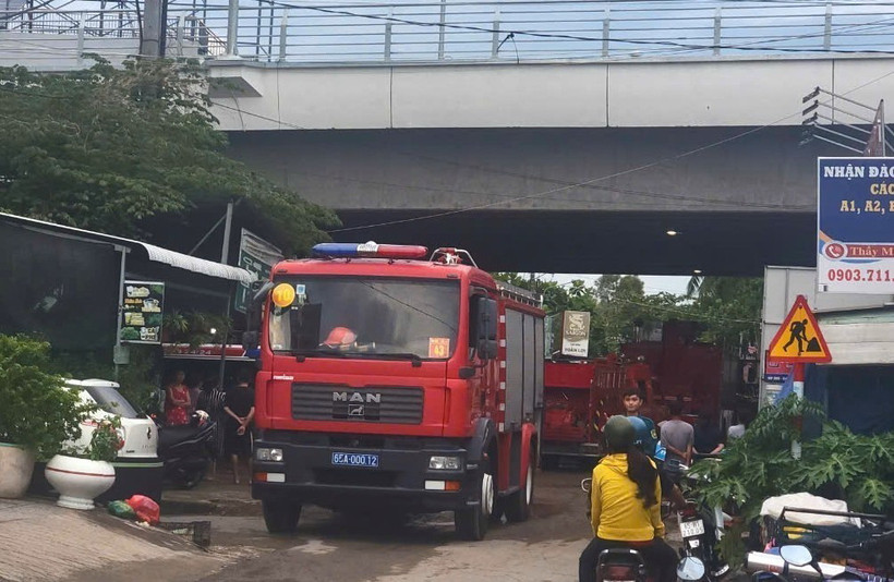 Phương tiện cứu hộ có mặt tại hiện trường. (Ảnh: Thanh Liêm/TTXVN)