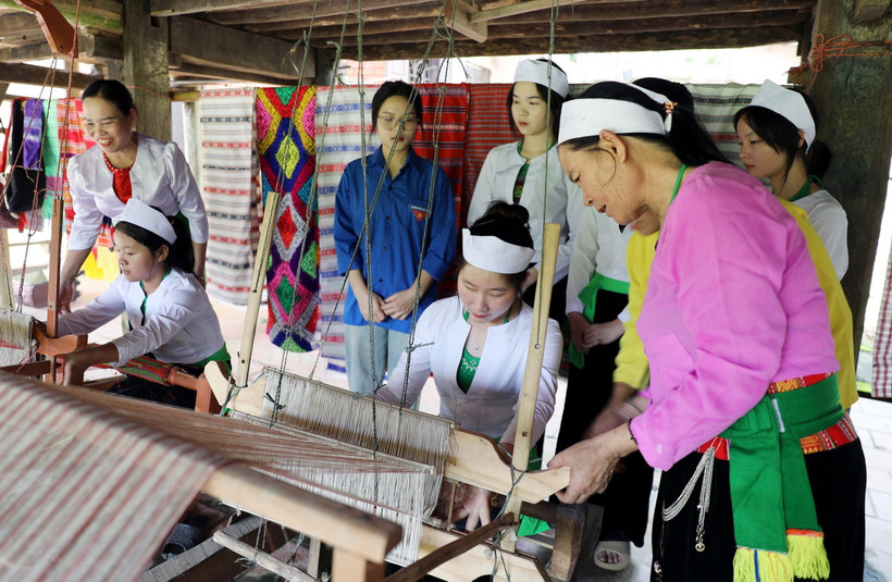 Nghệ nhân ở Tân Sơn, tỉnh Phú Thọ, đã truyền lửa cho những thế hệ trẻ chung tay bảo tồn và phát huy nghề dệt thổ cẩm truyền thống của dân tộc. (Ảnh: Tạ Toàn/TTXVN)