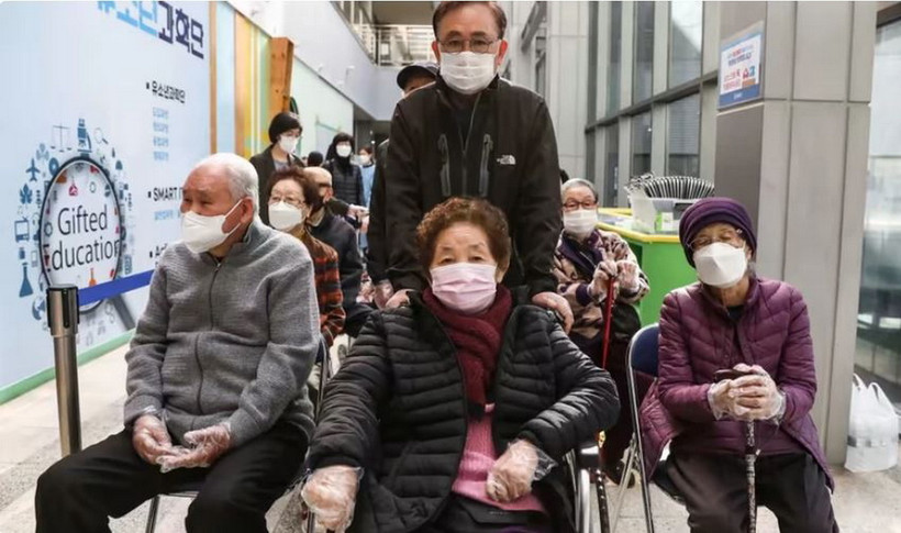 Chỉ có 2,5% người cao tuổi ở Hàn Quốc bày tỏ mong muốn sống cùng con cái hoặc anh chị em khi gặp vấn đề về sức khỏe. (Ảnh: EPA)