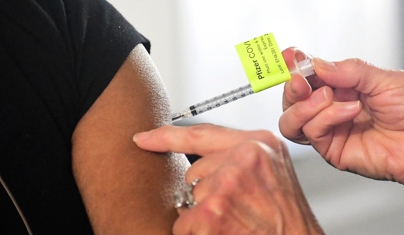 Tiêm chủng vắcxin ngừa COVID-19 tại Pomona, California, Mỹ. (Ảnh: AFP/TTXVN)