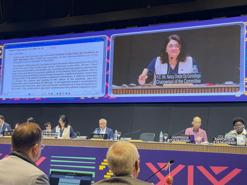 Khoảnh khắc Lễ hội vía Bà Chúa Xứ núi Sam của Việt Nam chính thức được ghi danh Di sản Văn hóa phi vật thể đại diện của nhân loại. (Ảnh: TTXVN phát)