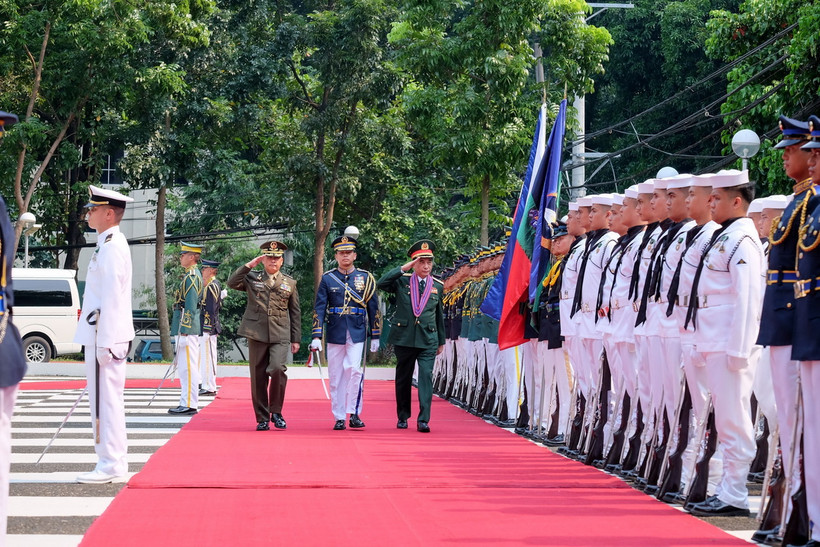 Bộ trưởng Quốc phòng Phan Văn Giang và Bộ trưởng Gilberto Teodoro duyệt đội danh dự. (Ảnh: Lê Dương/TTXVN)