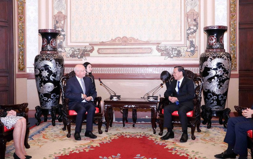 Chủ tịch UBND Thành phố Hồ Chí Minh Phan Văn Mãi tiếp Giáo sư Klaus Schwab, Chủ tịch sáng lập Diễn đàn Kinh tế Thế giới. (Ảnh: Xuân Khu/TTXVN)