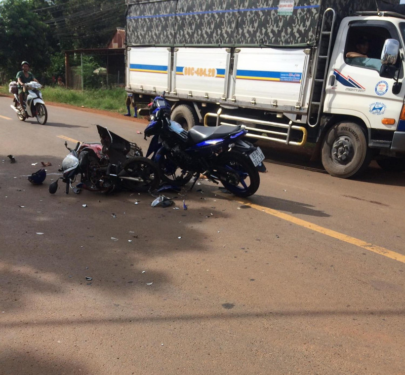Vụ tai nạn xảy ra vào khoảng 15 giờ trên Tỉnh lộ 755, đoạn thôn 9, xã Đức Liệu, huyện Bù Đăng, khi hai xe máy chạy ngược chiều với tốc độ cao đâm trực diện vào nhau khiến 2 lái xe bị văng xuống đường và tử vong tại chỗ. (Ảnh: TTXVN phát)