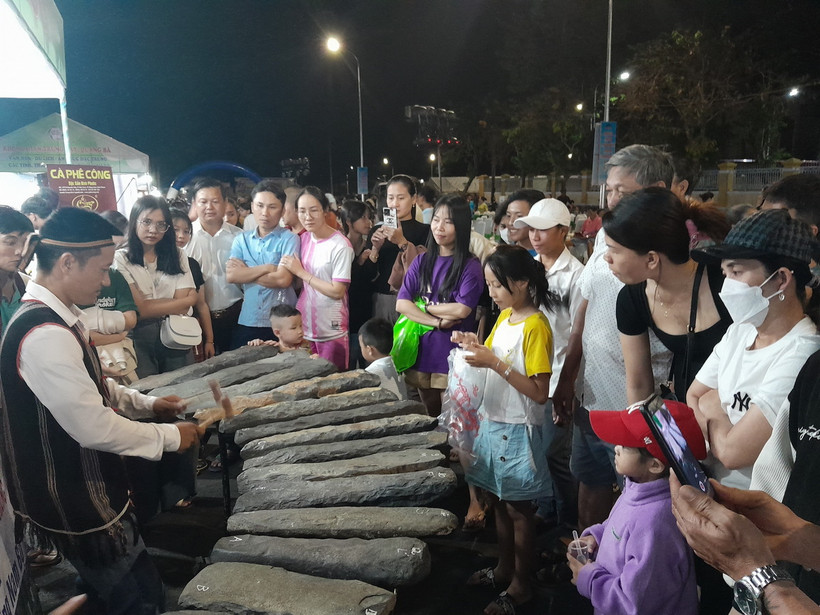 Bộ đàn đá thu hút khách tham quan. (Ảnh: K GỬIH/TTXVN)