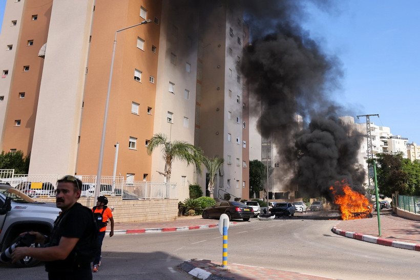 Xe ôtô bị cháy ở Ashkelon, Israel, sau vụ tấn công bằng rocket từ Dải Gaza, ngày 7/10/2023. (Ảnh: AFP/TTXVN)