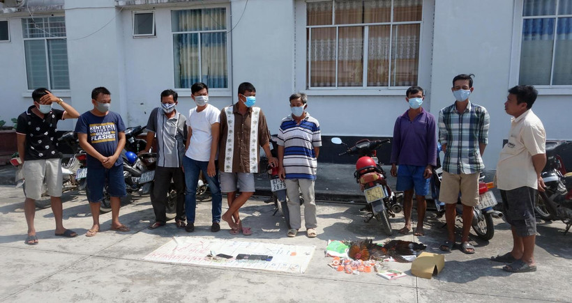 Các đối tượng tổ chức đá gà ăn thua bằng tiền bị cơ quan chức năng bắt quả tang. (Ảnh: Công Mạo/TTXVN)