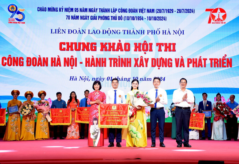 Ban tổ chức trao giải Đặc biệt cho đội thi Liên đoàn Lao động quận Tây Hồ tại cuộc tìm hiểu về Công đoàn và Thủ đô Hà Nội. (Ảnh: Nguyễn Cúc/TTXVN)