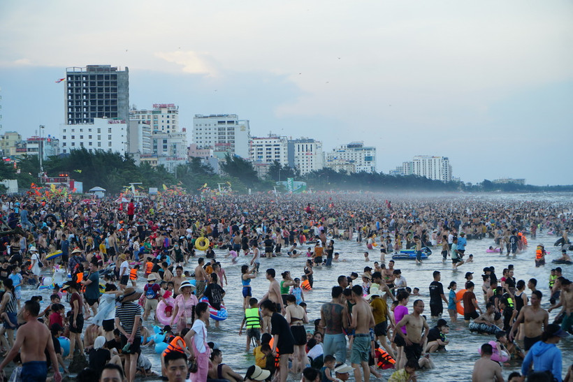 Các bãi biển ở thành phố Sầm Sơn đông người dân, du khách đi tắm biển. (Ảnh: Hoa Mai/TTXVN)
