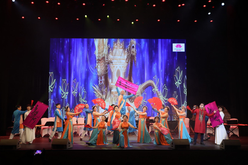 Biểu diễn nghệ thuật tại chương trình giao lưu. (Ảnh: Nguyễn Cúc/TTXVN)