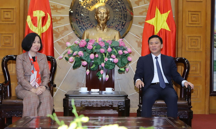 Tổng Giám đốc TTXVN Vũ Việt Trang và ông Đỗ Trọng Hưng, Ủy viên Trung ương Đảng, Bí thư Tỉnh ủy Thanh Hóa. (Ảnh: Nguyễn Nam/TTXVN)