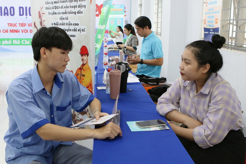 Sinh viên tìm hiểu thông tin tại Sàn giao dịch việc làm. (Ảnh: Thanh Vũ/TTXVN)