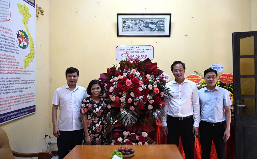Bí thư Tỉnh ủy Hưng Yên Nguyễn Hữu Nghĩa (thứ 2 từ phải sang) tặng hoa chúc mừng Cơ quan Thường trú TTXVN tại tỉnh Hưng Yên. (Ảnh: Đinh Văn Nhiều/TTXVN)