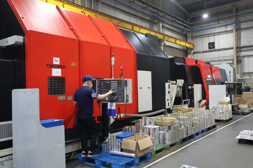 Công nhân nhà máy TAZMO VIETNAM làm việc trên các máy móc hiện đại của Nhật Bản. (Ảnh: Minh Hưng/TTXVN)