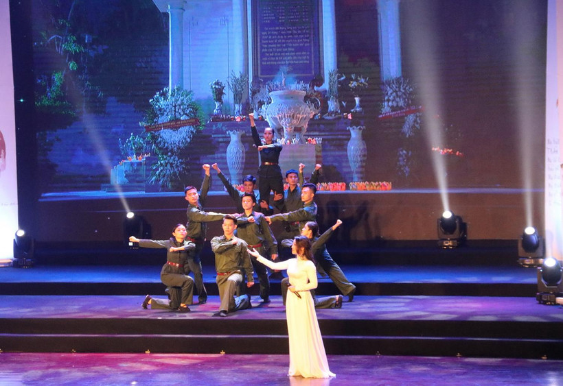 Ca khúc Câu hỏi đời người do ca sỹ Xuân Hương trình bày. (Ảnh: Thu Hương/TTXVN)