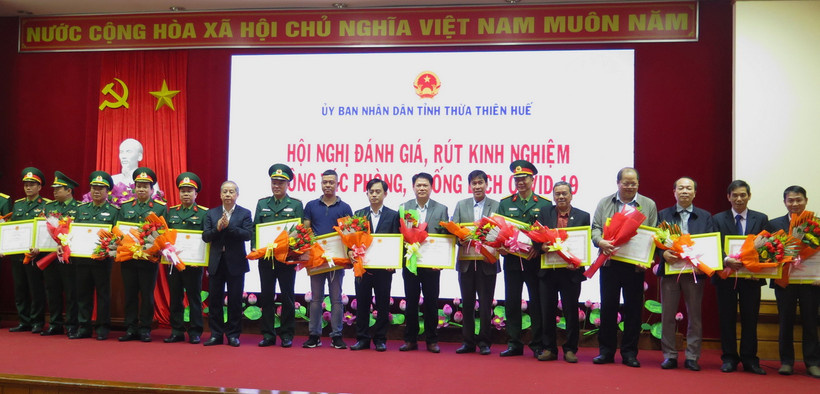 Lãnh đạo tỉnh tặng bằng khen cho các điển hình trong công tác phòng, chống dịch bệnh COVID-19. (Ảnh: Tường Vi/TTXVN)