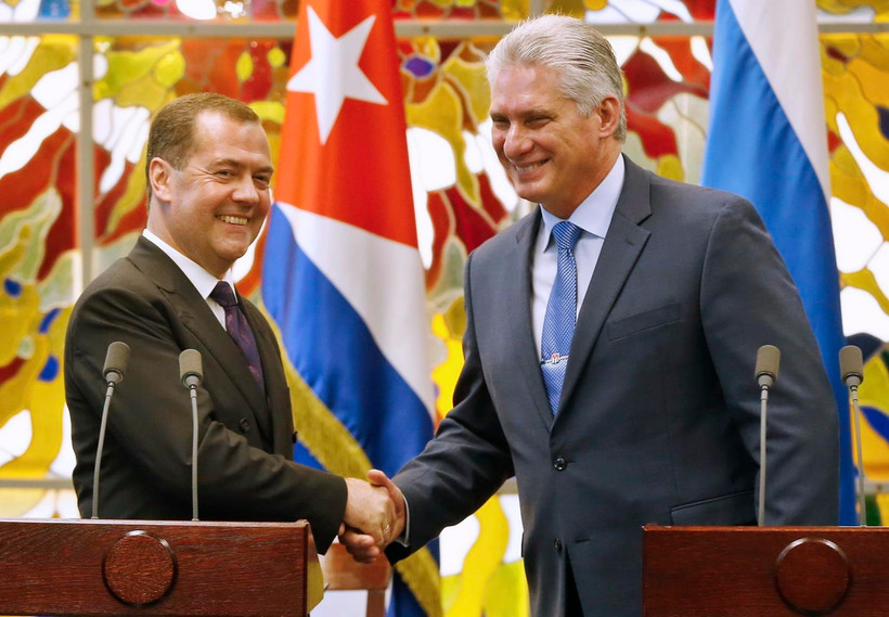 Chủ tịch Hội đồng Nhà nước và Hội đồng Bộ trưởng Cuba Miguel Diaz-Canel (phải) và Thủ tướng Nga Dmitry Medvedev trong cuộc gặp tại La Habana, ngày 3/10 vừa qua. (Ảnh: AFP/TTXVN)