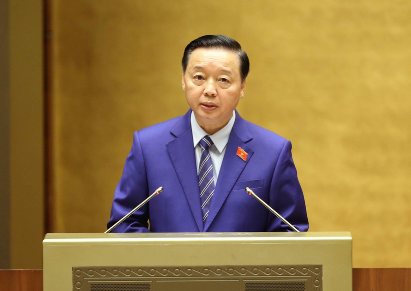 Bộ trưởng Bộ Tài nguyên và Môi trường Trần Hồng Hà, thừa ủy quyền của Thủ tướng Chính phủ trình bày Tờ trình về dự án Luật Bảo vệ môi trường (sửa đổi). (Ảnh: Doãn Tấn/TTXVN)