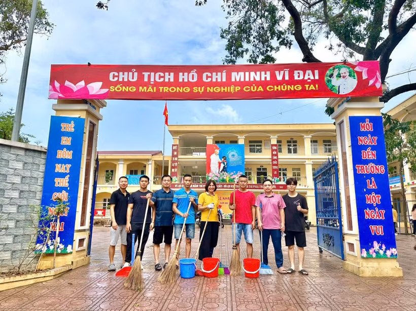 Các thầy cô giáo Trường Tiểu học Duyên Hà cùng các giáo viên trường bạn vệ sinh sạch sẽ khuôn viên, sẵn sàng đón học sinh trở lại vào thứ Hai. (Ảnh: NTCC)