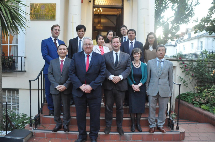 Đoàn công tác của Ban Kinh tế Trung ương Đảng chụp ảnh lưu niệm với Đặc phái viên của Thủ tướng Anh phụ trách quan hệ thương mại với Việt Nam Nghị sỹ Edward Vaizey, Phó Chủ tịch Hội đồng Khoa học Thượng viện Anh Stephen Benn và giáo sư Margaret Stevens s