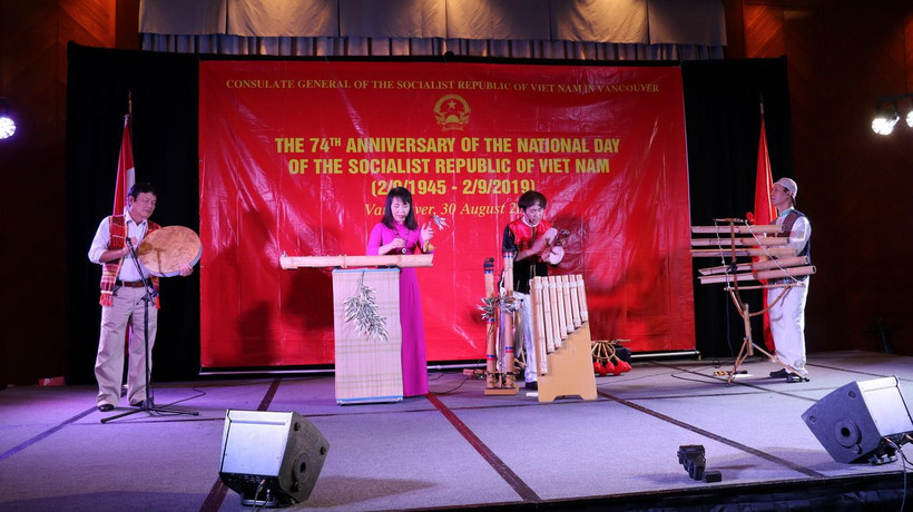 Biểu diễn văn nghệ tại Lễ kỷ niệm Quốc khánh 2/9 tại Vancouver. (Ảnh: Việt Dũng/TTXVN)