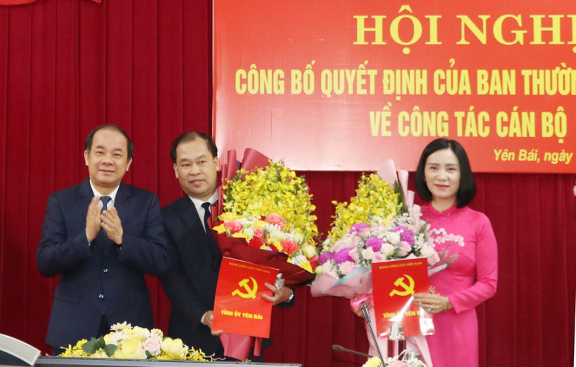 Phó Bí thư Thường trực Tỉnh ủy Yên Bái Tạ Văn Long trao quyết định và tặng hoa chúc mừng cho các tân Phó Trưởng Ban Tổ chức Tỉnh ủy Yên Bái Lê Thị Thanh Bình và Nguyễn Xuân Trường. (Ảnh: Đinh Thùy/TTXVN)