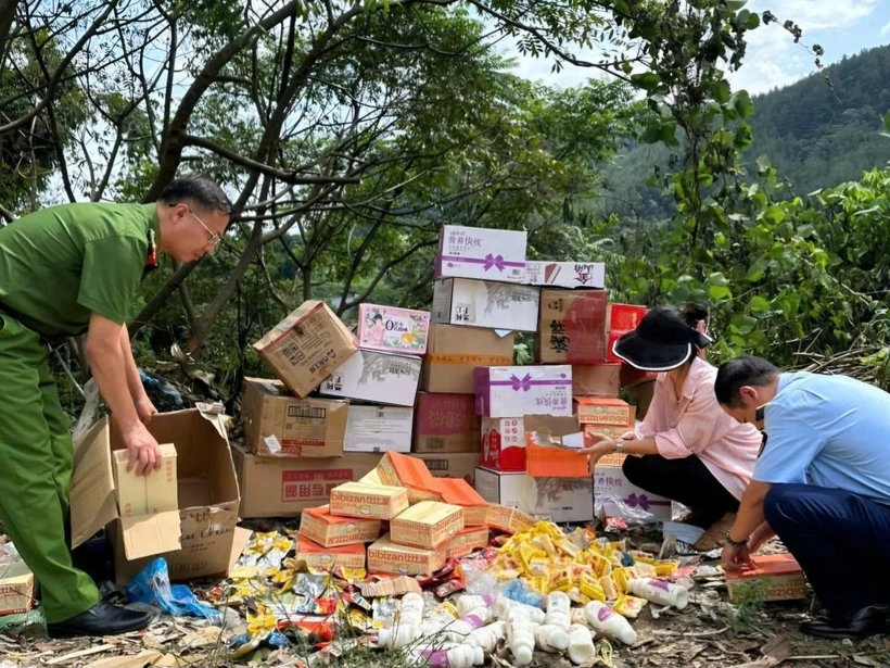 Lực lượng chức năng tỉnh Lai Châu tiến hành tiêu hủy số hàng hóa nhập lậu, không rõ nguồn gốc xuất xứ. (Ảnh: TTXVN phát)