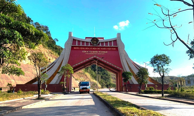 Cửa khẩu Quốc tế Cha Lo nơi được xem là khu vực kinh tế động lực của tỉnh Quảng Bình, là đầu mối trung chuyển, trung tâm xuất nhập khẩu hàng hóa và dịch vụ của Việt Nam với các nước Lào, Thái Lan... (Ảnh: Thành Luân/TTXVN phát)