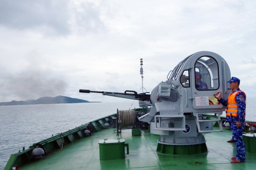 Bộ Tư lệnh Vùng Cảnh sát biển 1 thực hành bắn pháo trên biển. (Ảnh: TTXVN)