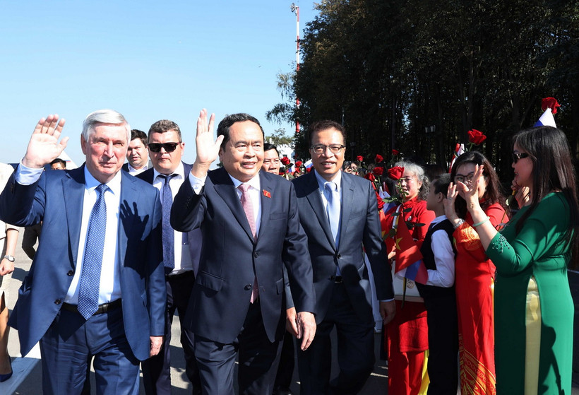 Cán bộ nhân viên Đại sứ quán, đại diện bà con kiều bào Việt Nam tại Liên bang Nga đón Chủ tịch Quốc hội Trần Thanh Mẫn tại sân bay Vnukovo, Thủ đô Moskva. (Ảnh: Thống Nhất/TTXVN)