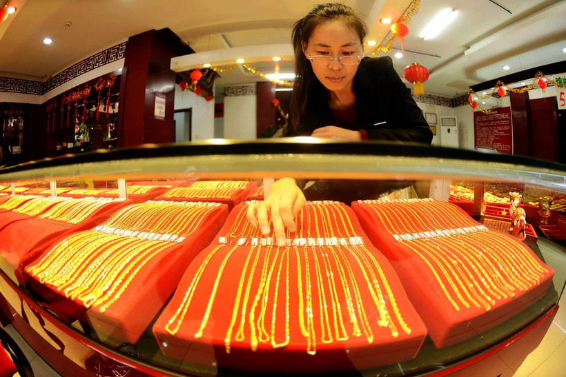 Vàng được bày bán tại cửa hàng ở Thanh Đảo, tỉnh Sơn Đông, Trung Quốc. (Ảnh: AFP/TTXVN)