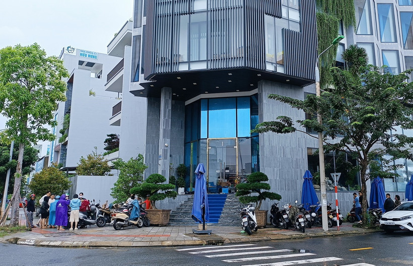 Người dân tập trung để đòi tiền bên ngoài Trụ sở Công ty TNHH MTV Tư vấn đầu tư GFDI. (Ảnh: Quốc Dũng/TTXVN)