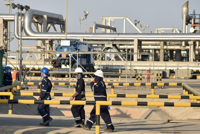 Công nhân công ty dầu Aramco làm việc tại nhà máy chế dầu Abqaiq của Saudi Arabia. (Ảnh: AFP/TTXVN)